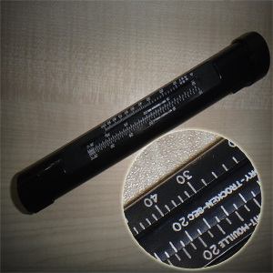 搖表或干濕球溫度計:最常用的溫度和相對濕度工具，通過干球和濕球的溫度差來查出相對濕度。搖表要對風(fēng)搖動15－ 30 秒，重復(fù)到讀數(shù)穩(wěn)定。搖動好以后，要先看濕球的讀數(shù)，因為它變化較快。在儲罐內(nèi)使用搖表，可能會把水甩到噴砂好的鋼板表面，這時需要使用下面介紹的工具。