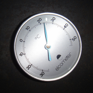 機械式鋼板表面溫度計:用磁性吸在鋼板表面，讀數(shù)較慢，需要20－30 分鐘。需要注意的是，由于讀數(shù)時間較長，請不要遺忘。也不要放在人常走到的底部，以免踩壞。